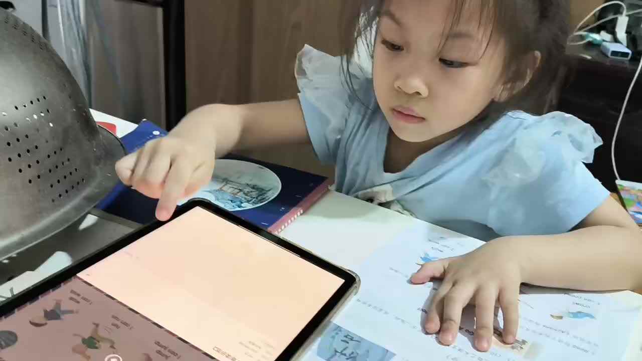 ⁣⁣⁣中a班唐依依跟读英语视频