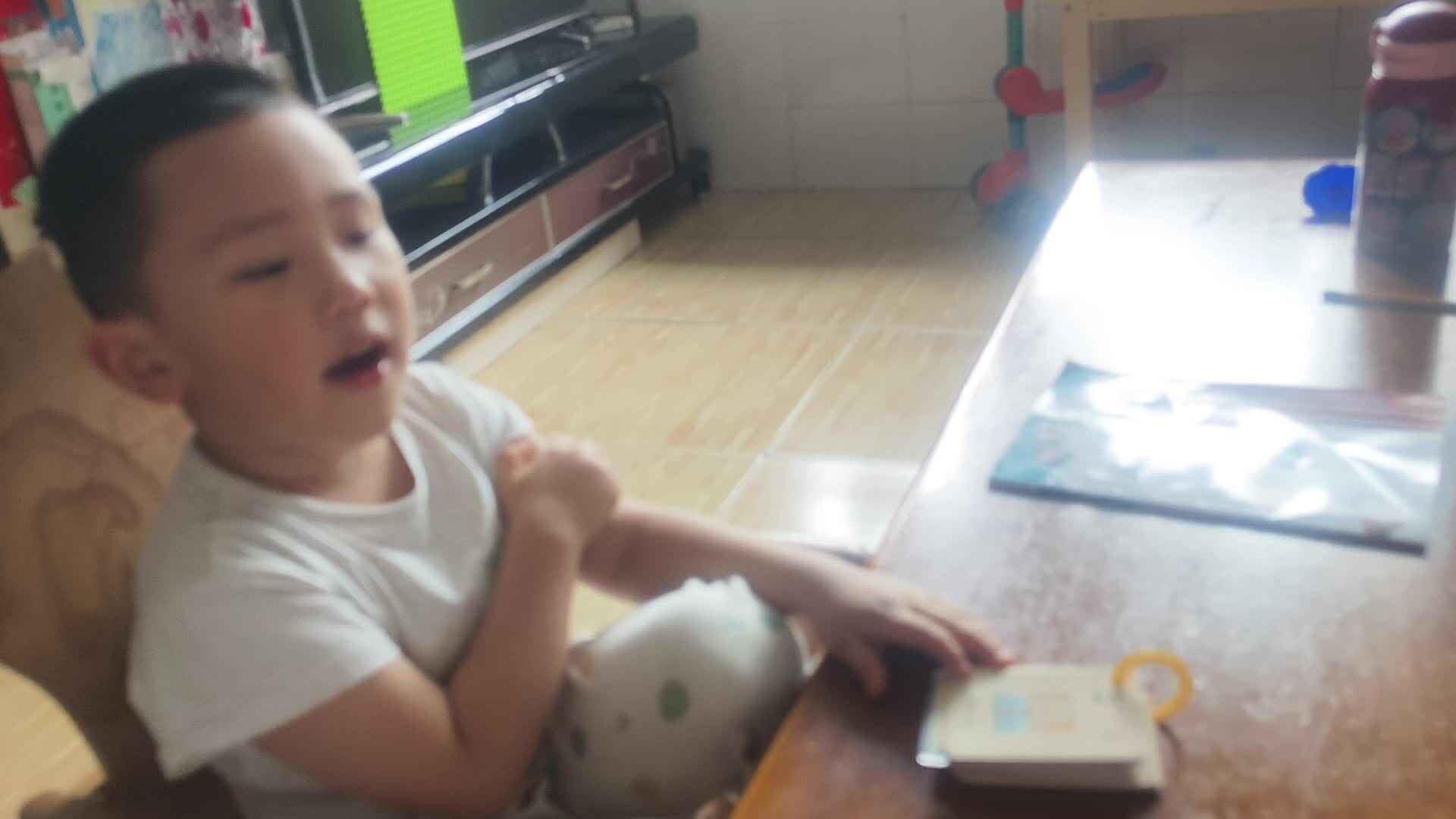 中B班赵芃栎指读识字卡：里、外、关、多