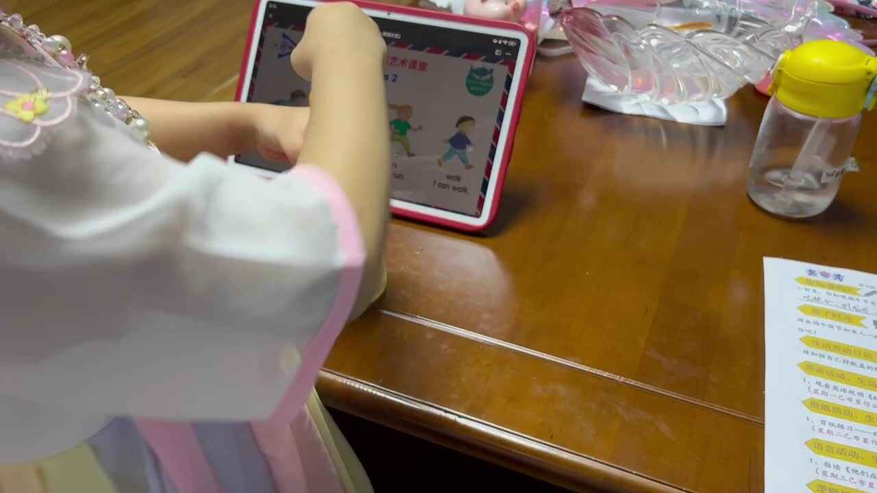 中B班李茵琪练习拧瓶盖.MOV