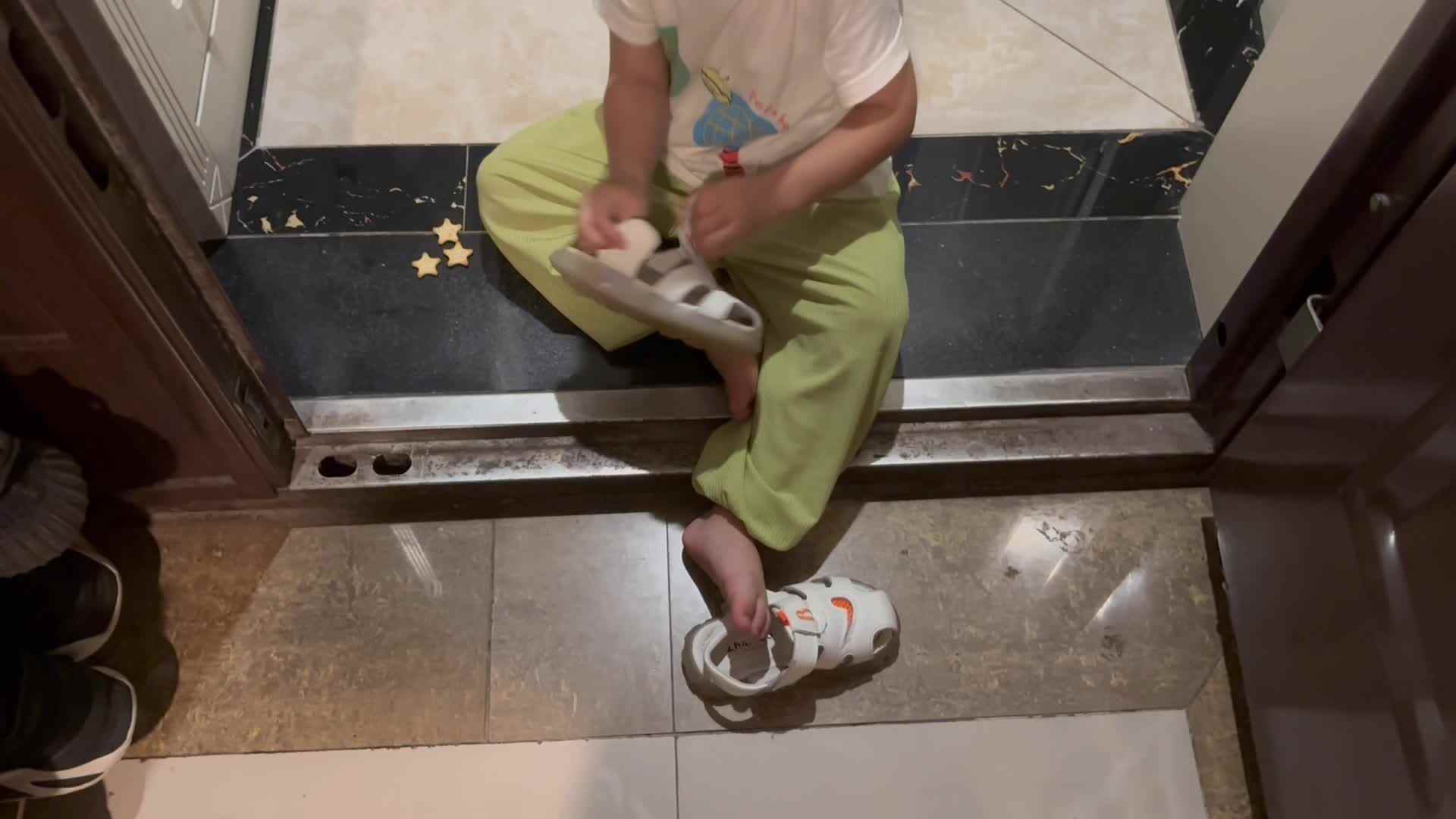 ⁣2024-6-13小A班刘奕宸生活练习穿鞋子.mov
