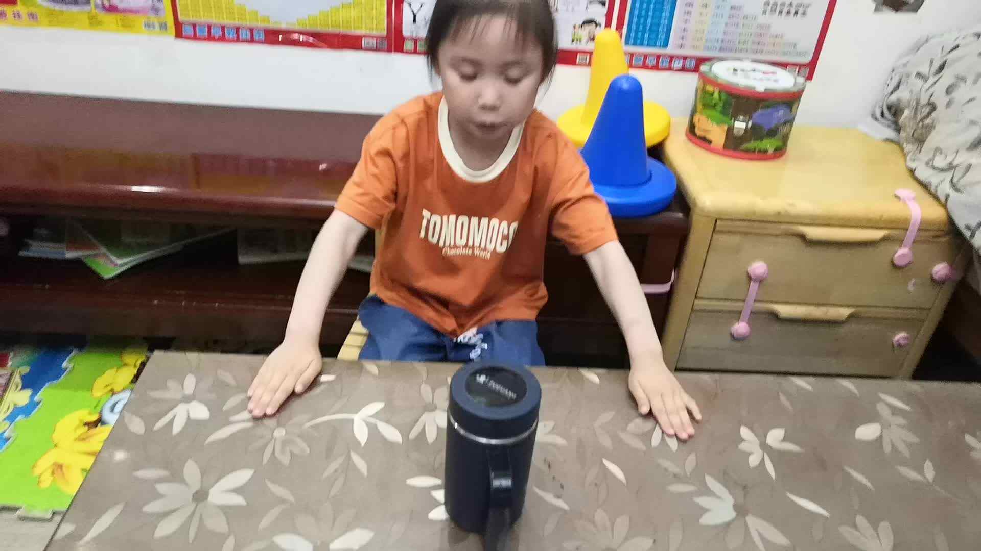 中B班6月6张芷萱练习拧杯盖.mp4