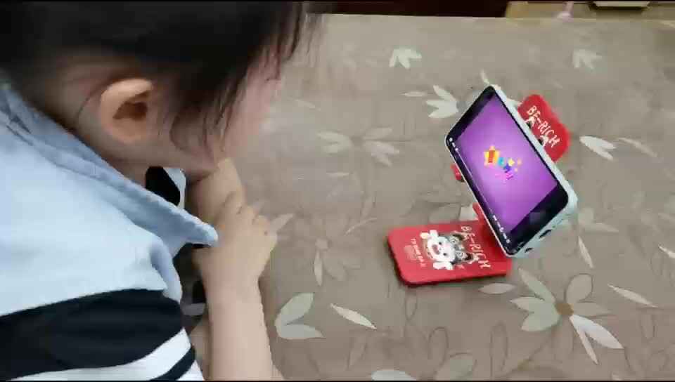 中B班6月3张芷萱观看英语视频.mp4