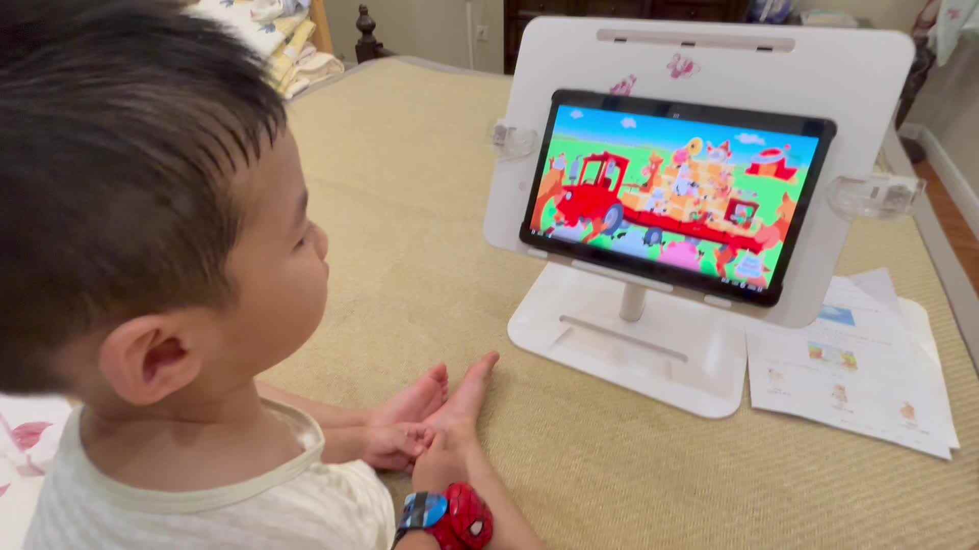 ⁣⁣2024-6-22小A班刘奕宸观看英文儿歌《农场的动物》