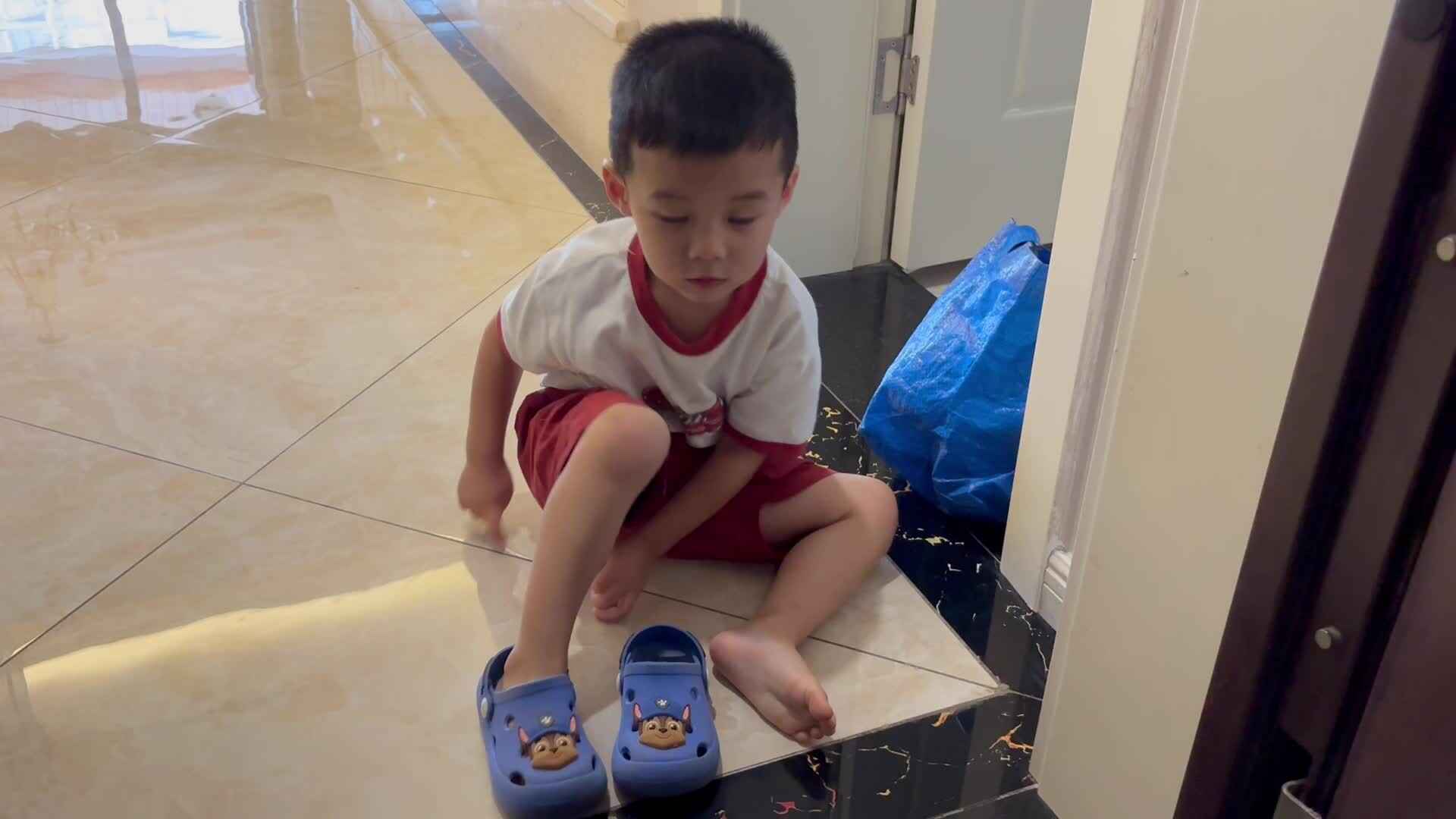 2024-6-16小A班刘奕宸生活练习穿鞋子.mov