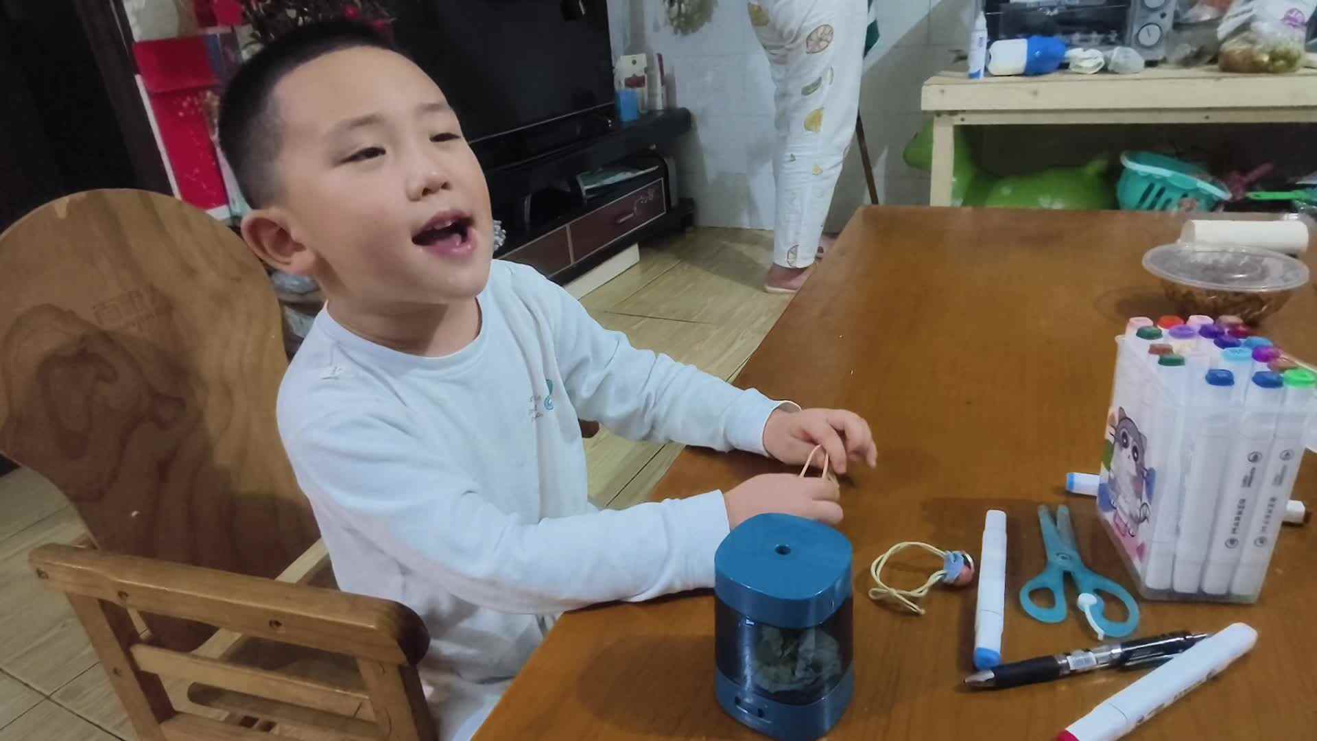 中B班赵芃栎练习套皮筋
