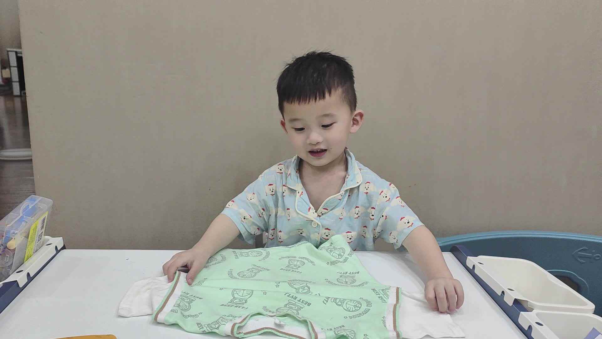 2024.6.20小A班李楷延——生活教育练习叠衣服.mp4