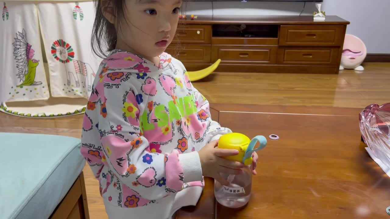 中B班李茵琪练习拧水杯.MOV