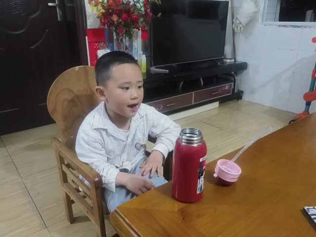 中B班赵芃栎练习拧水杯