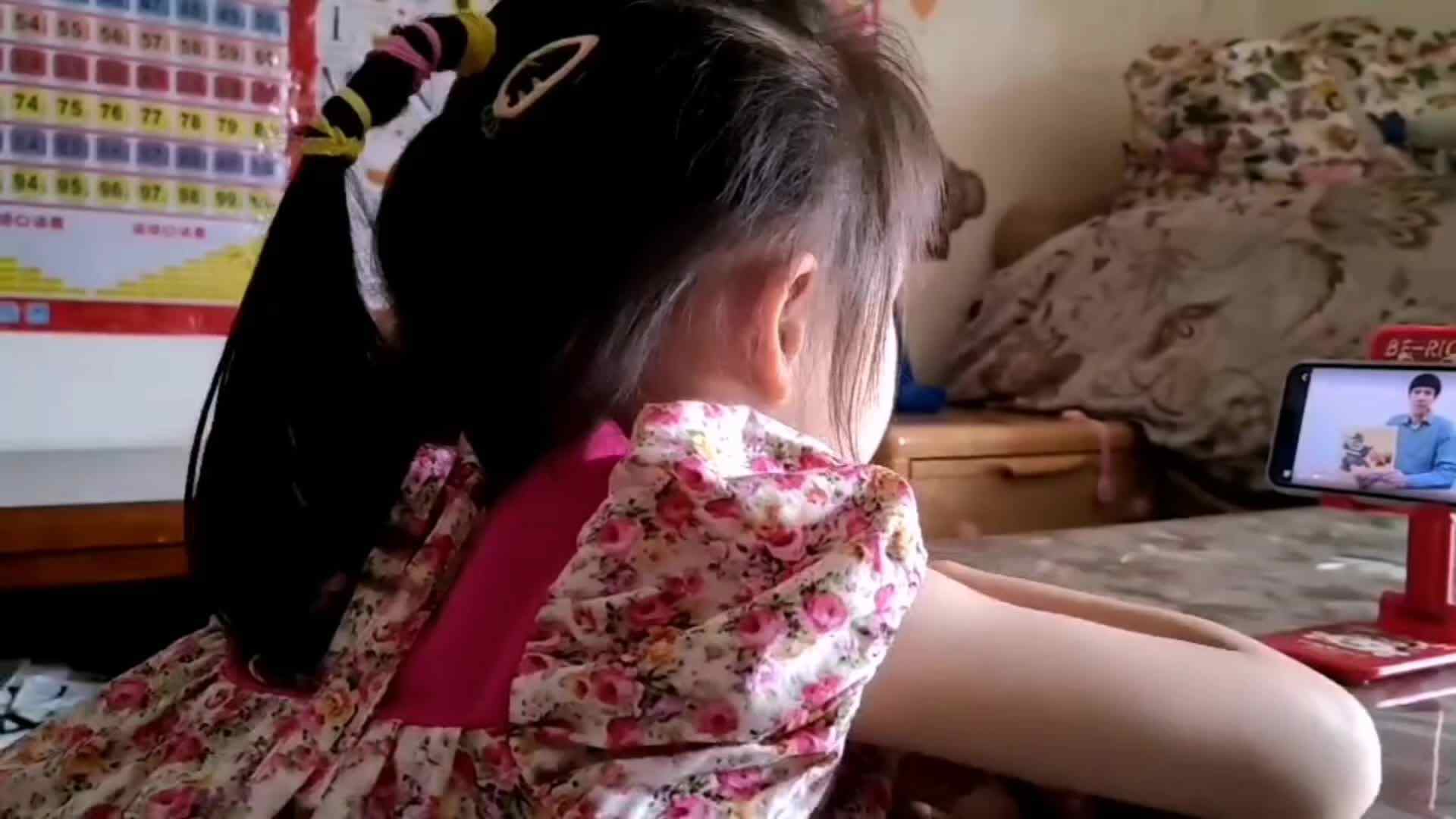 中B班6月22张芷萱学习英语绘本.mp4