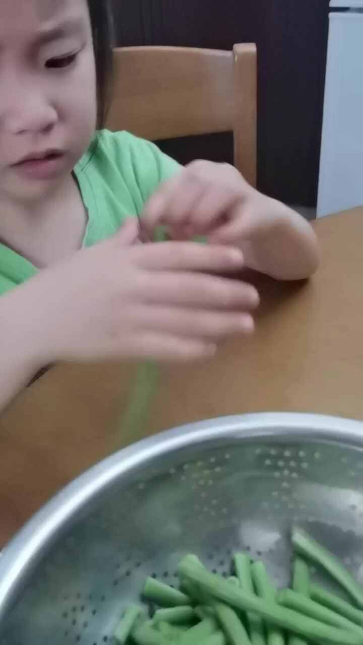 中B班6月18张芷萱练习摘豆角.mp4