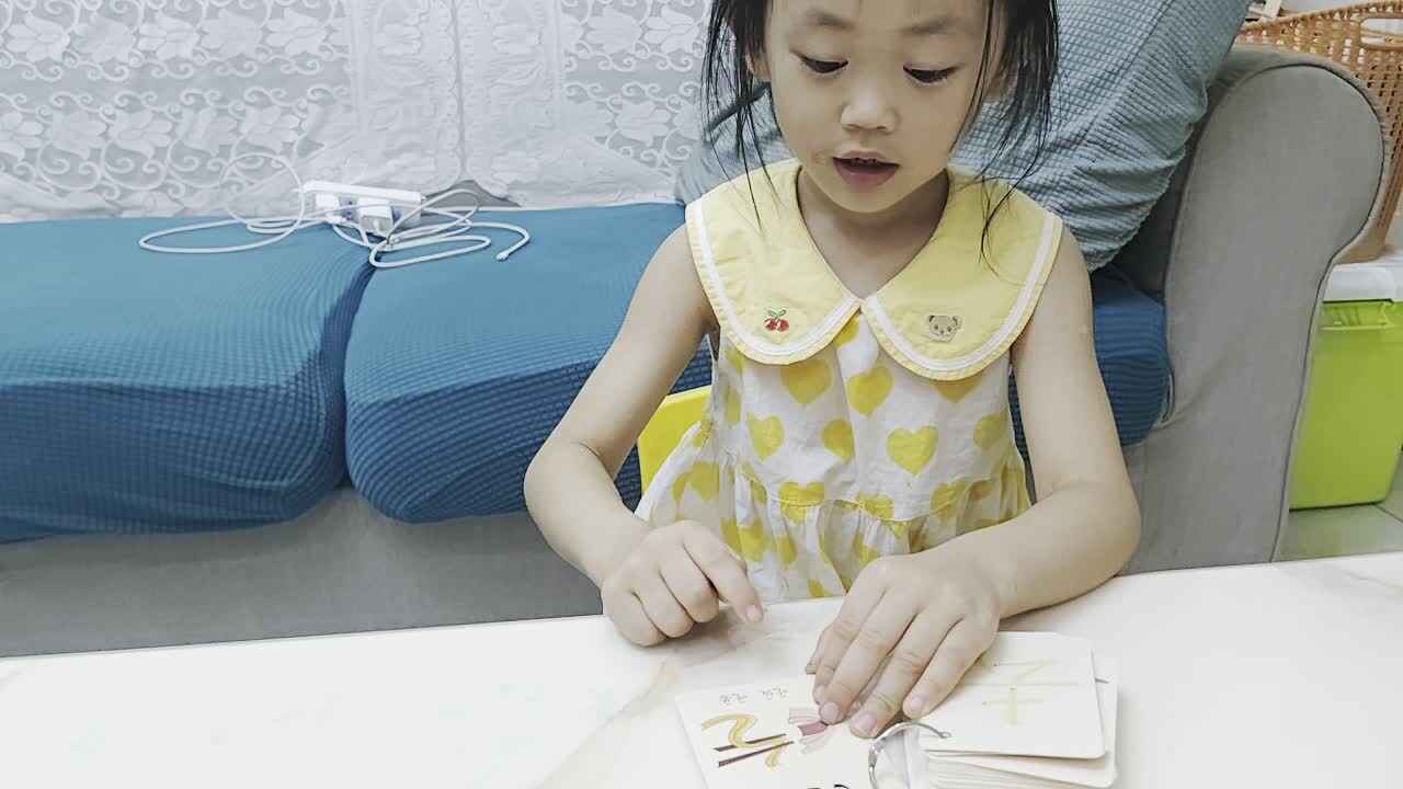 中B班谭诗锜认读《吃、喝、吐、坐》