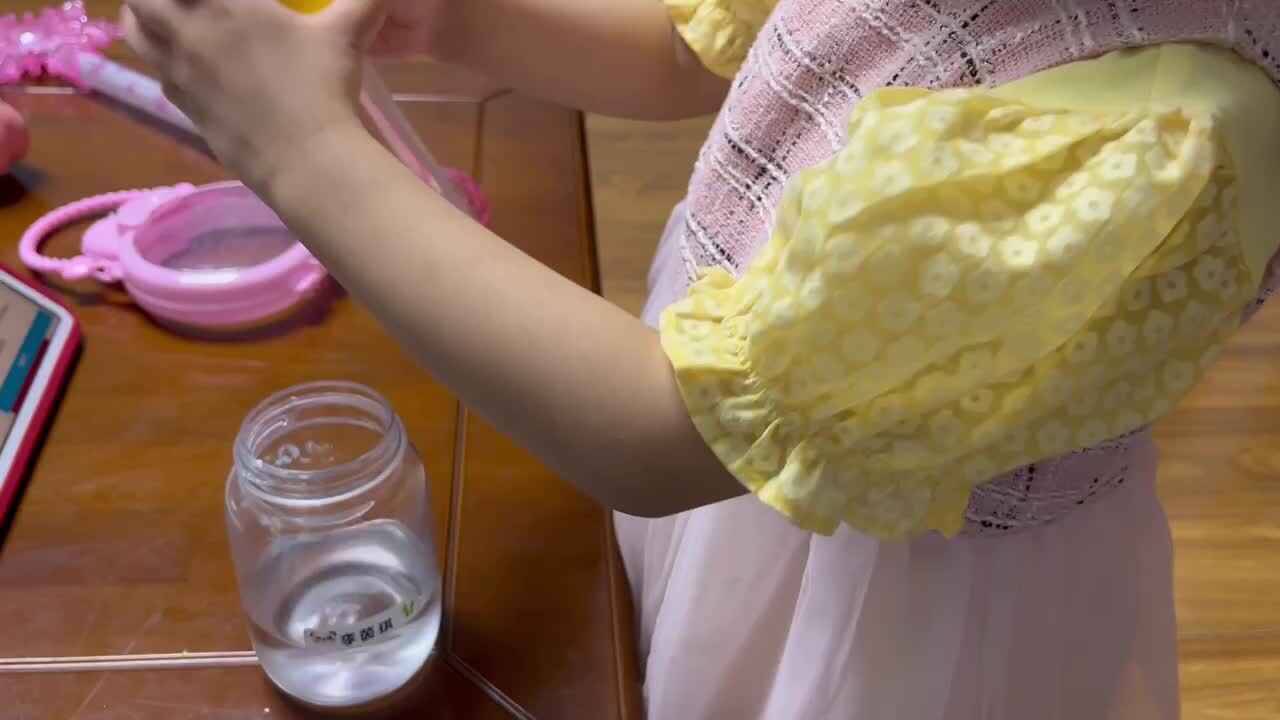 中B班李茵琪练习拧水杯