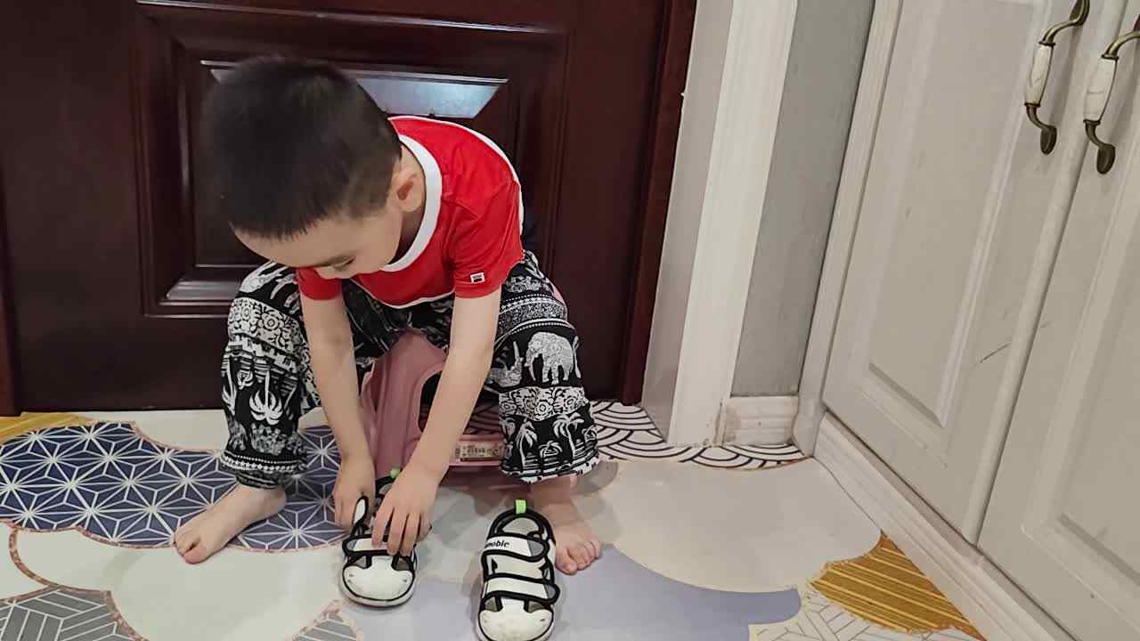 小A班蒋熠_2024 6 13_练习穿鞋子.mp4