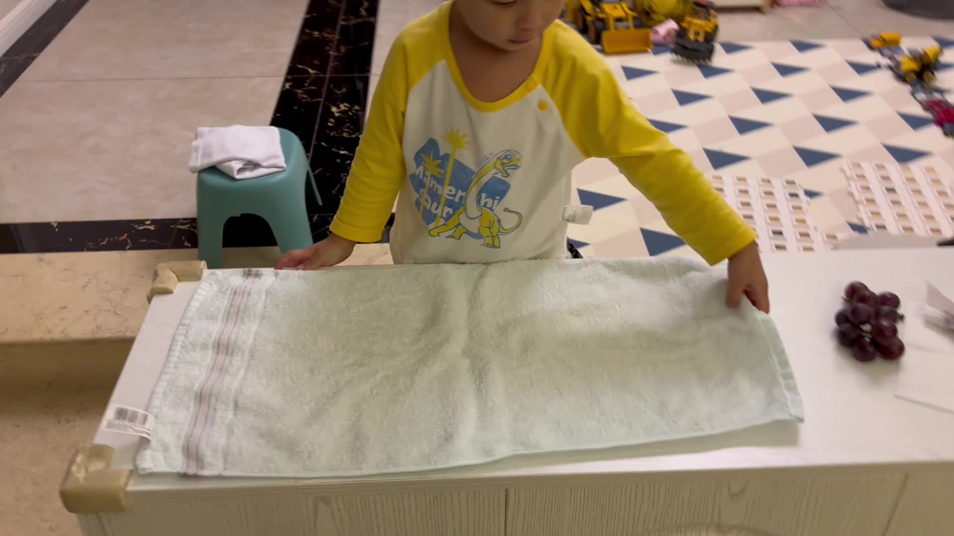 ⁣⁣2024-6-2小A班刘奕宸生活练习叠毛巾.mov