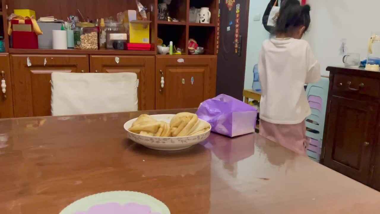 饭后收拾碗筷擦桌