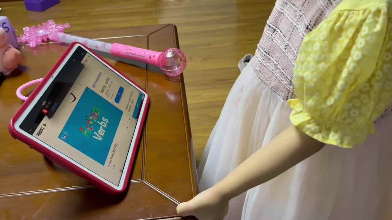 中B班李茵琪观看视频并学习