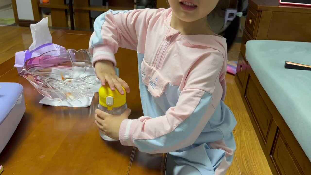 中B班李茵琪练习拧水杯