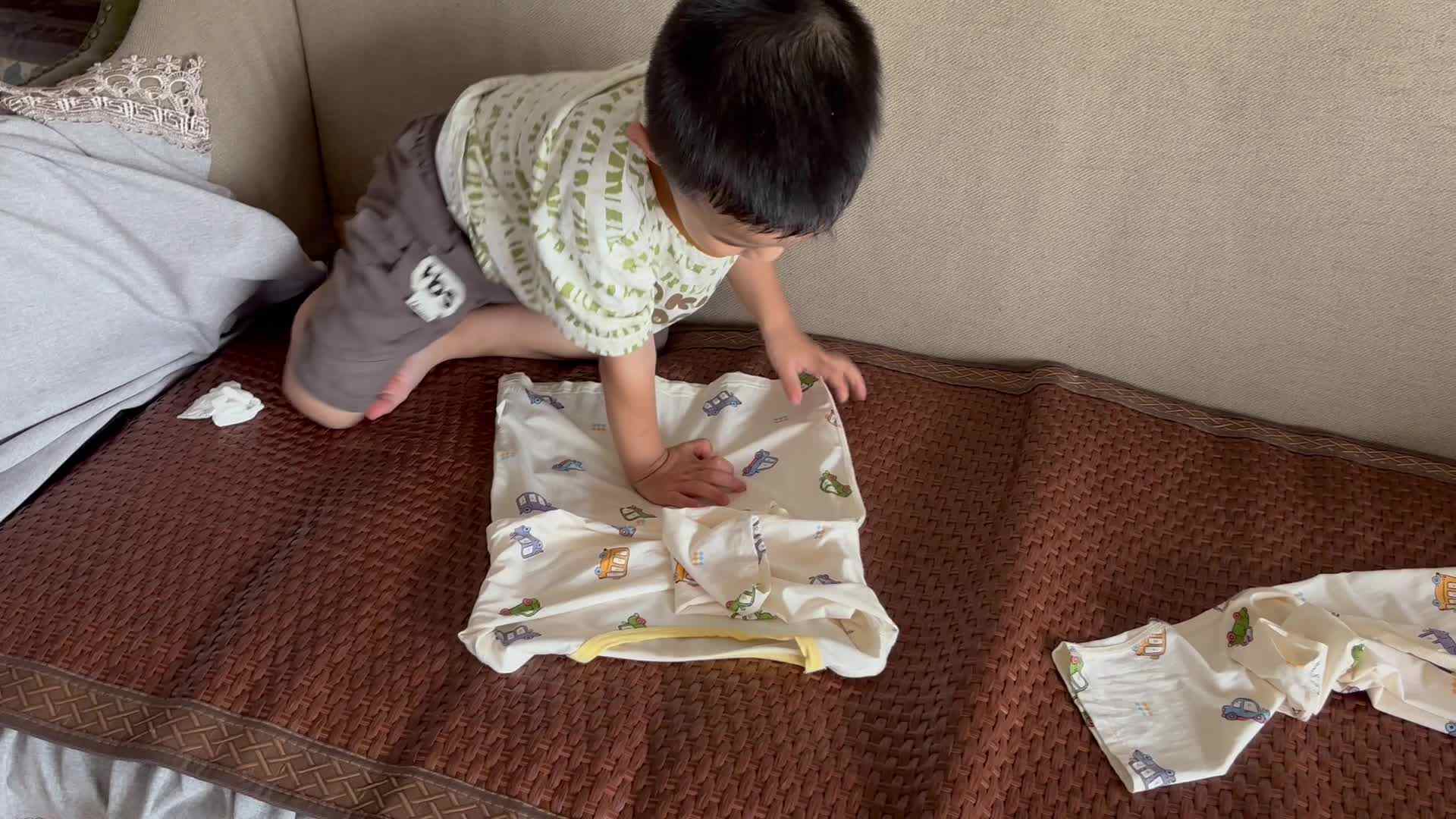 ⁣⁣2024-6-17小A班刘奕宸生活练习叠衣服.mov