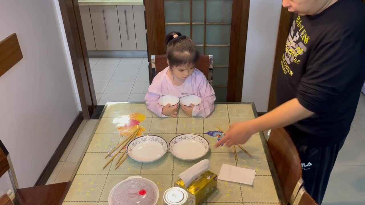 中B班李茵琪学习收拾碗筷