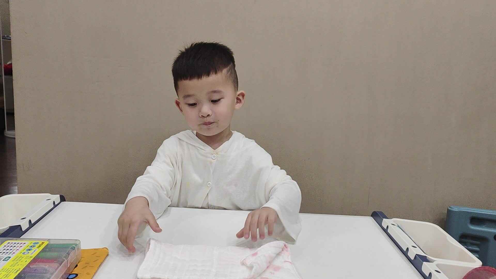 2024.6.3小A班李楷延——生活教育练习折叠方巾.mp4
