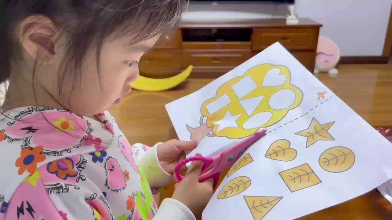 中B班李茵琪完成剪纸作业.MOV