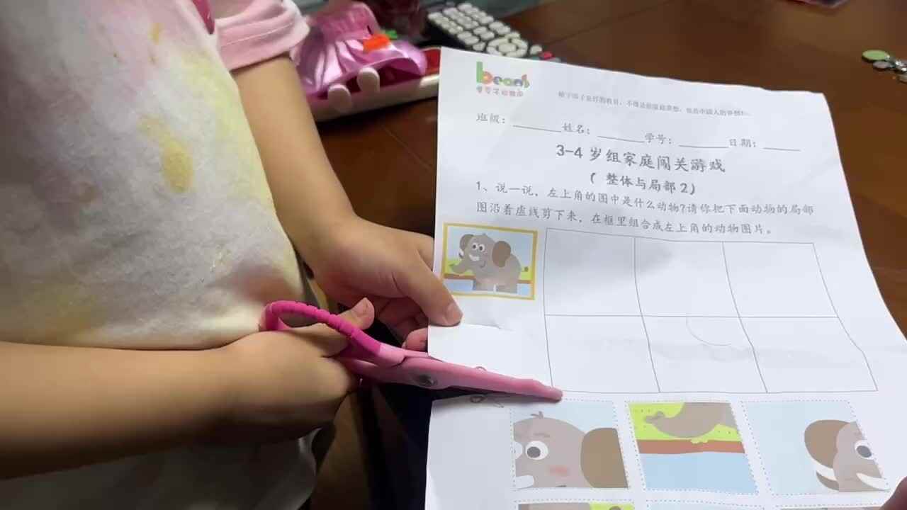 中B班李茵琪完成剪纸作业.MOV