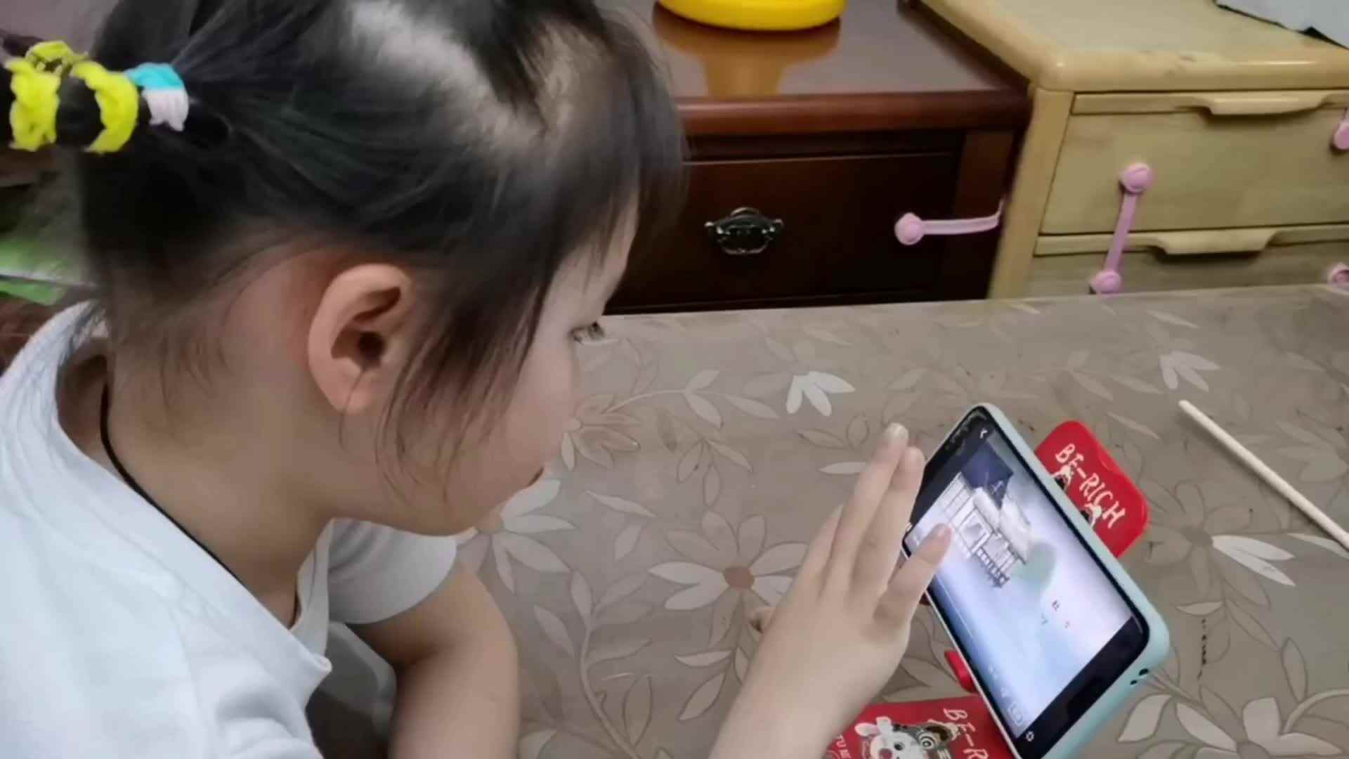 中B班6月1张芷萱学习古诗《绝句》.mp4