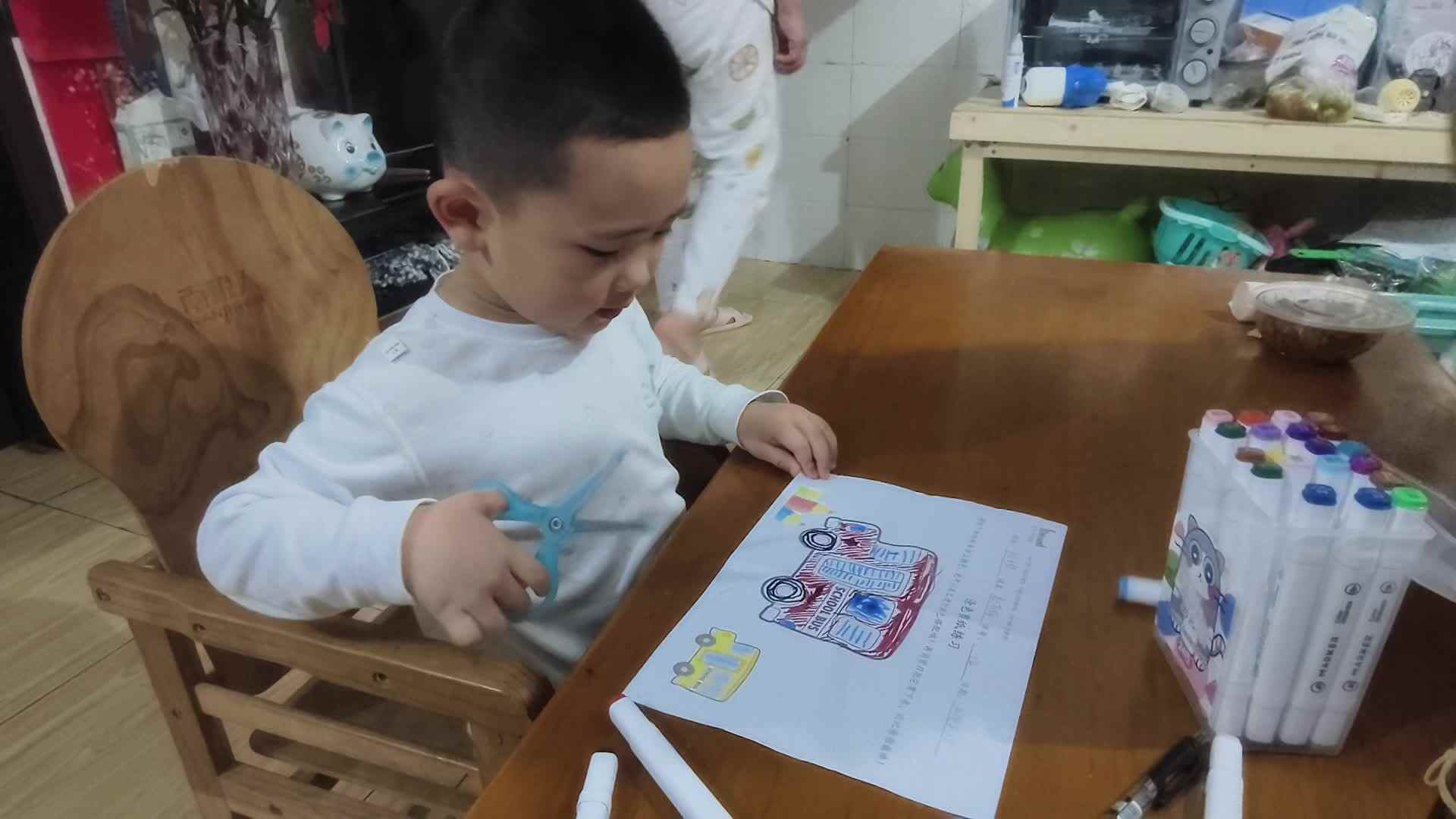 中B班赵芃栎练习剪纸