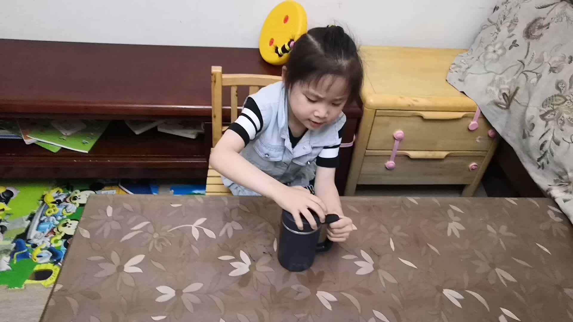 中B班6月3张芷萱练习拧杯盖.mp4