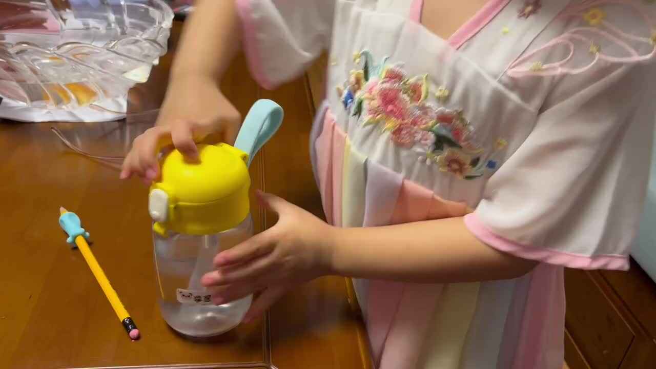 中B班李茵琪练习拧水杯.MOV