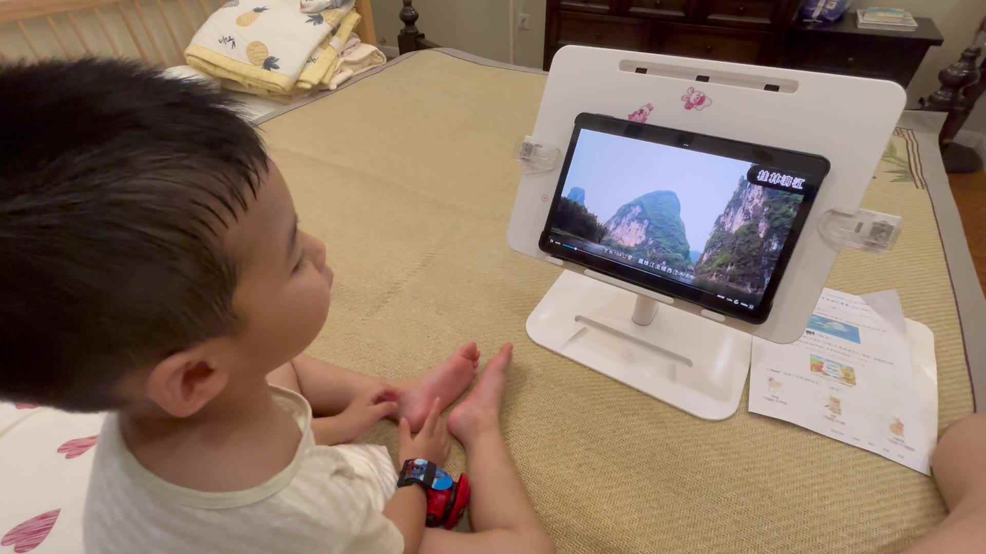 ⁣⁣⁣⁣2024-6-22小A班刘奕宸观看视频《桂林漓江》.mov