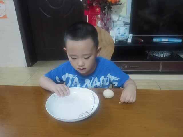 中B班赵芃栎练习剥鸡蛋