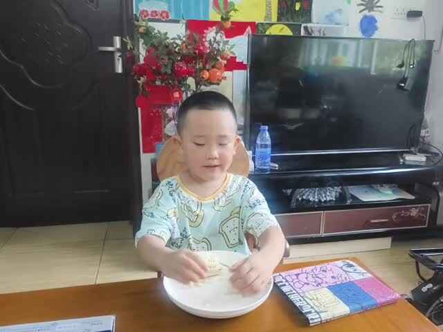 中B班赵芃栎练习掰玉米