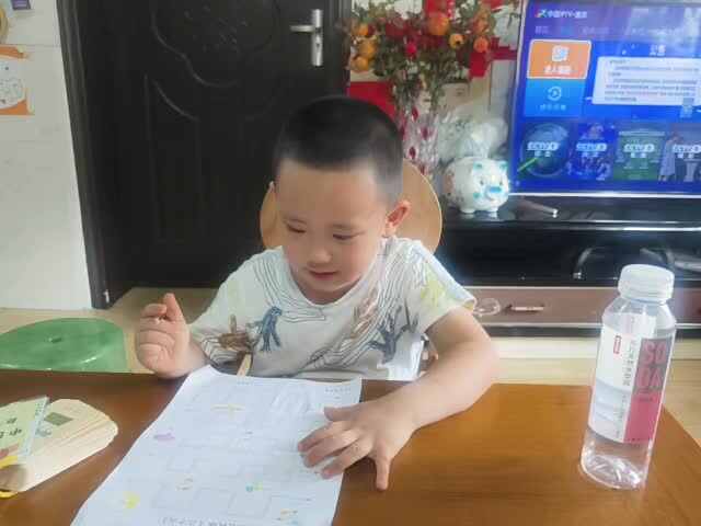 中B班赵芃栎做控笔训练