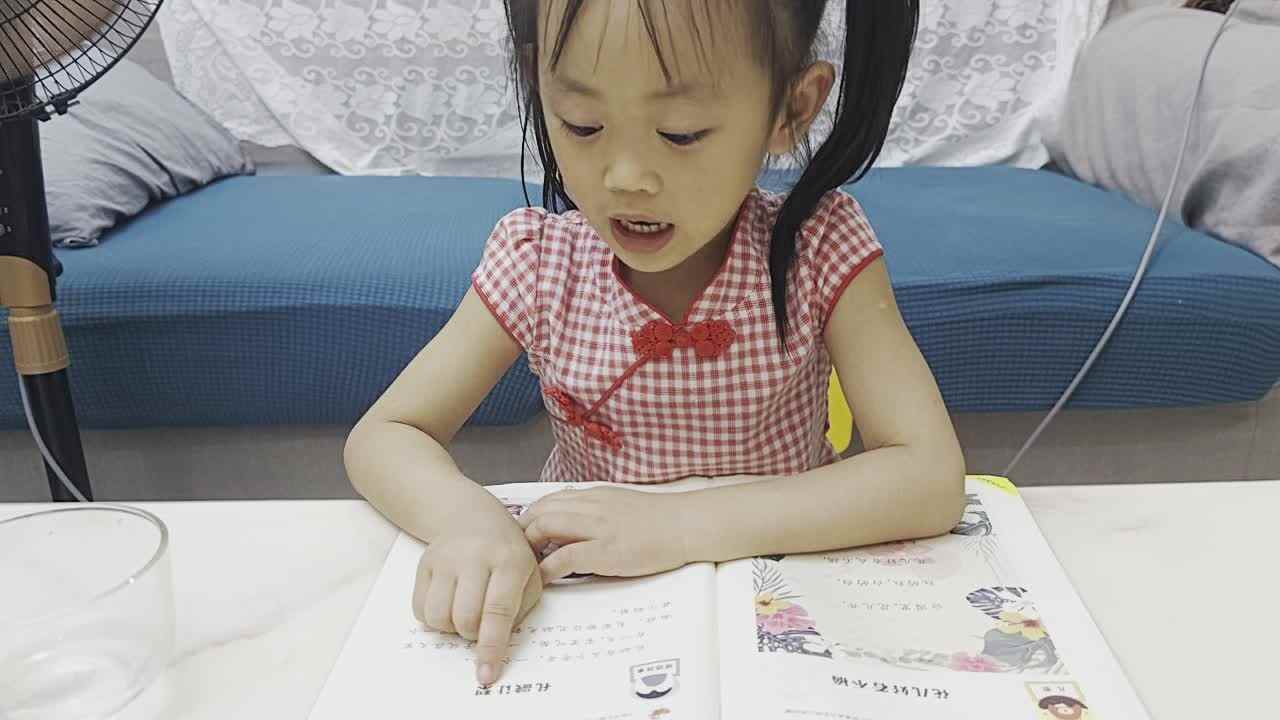 中B班谭诗锜指读故事《孔融让梨》