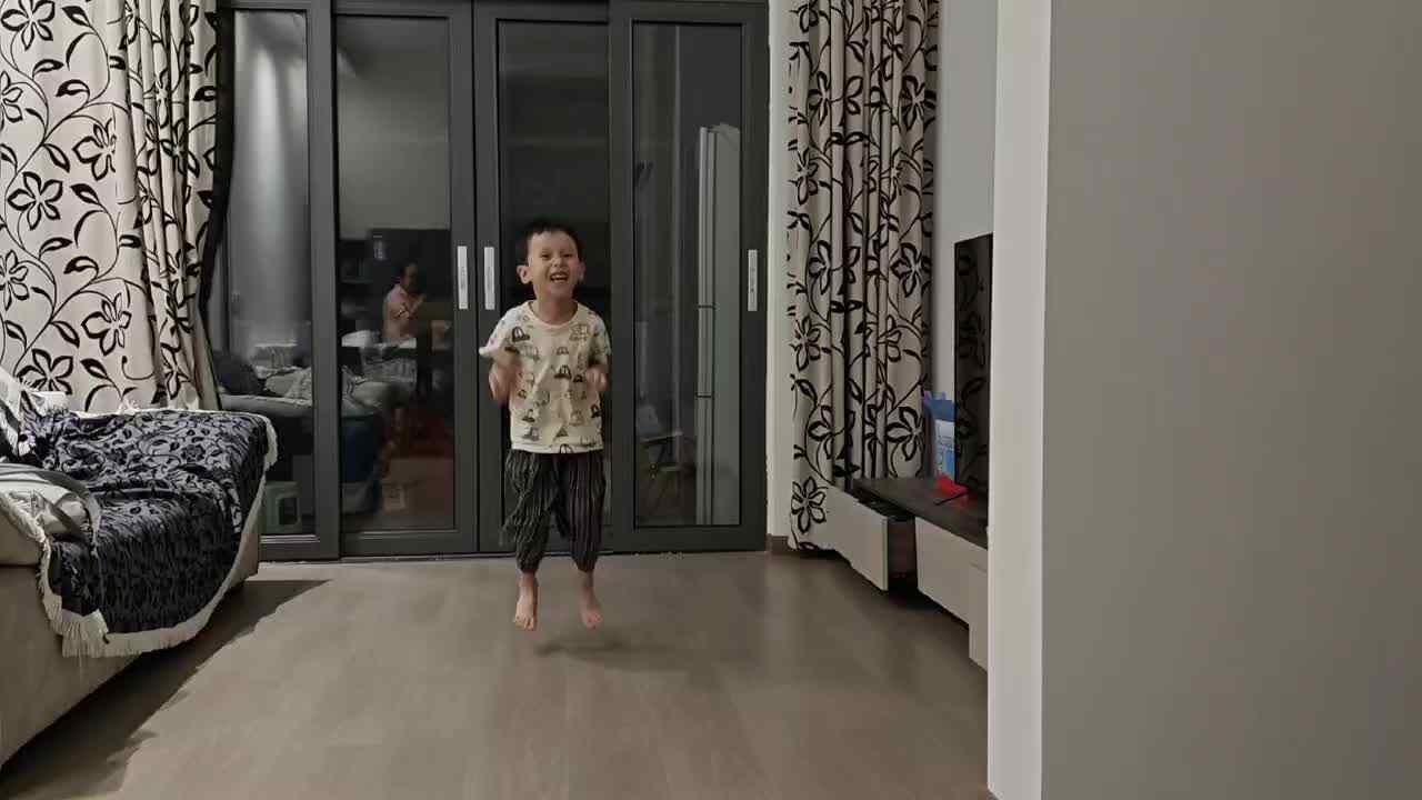 中B班王千与，【双脚跳】