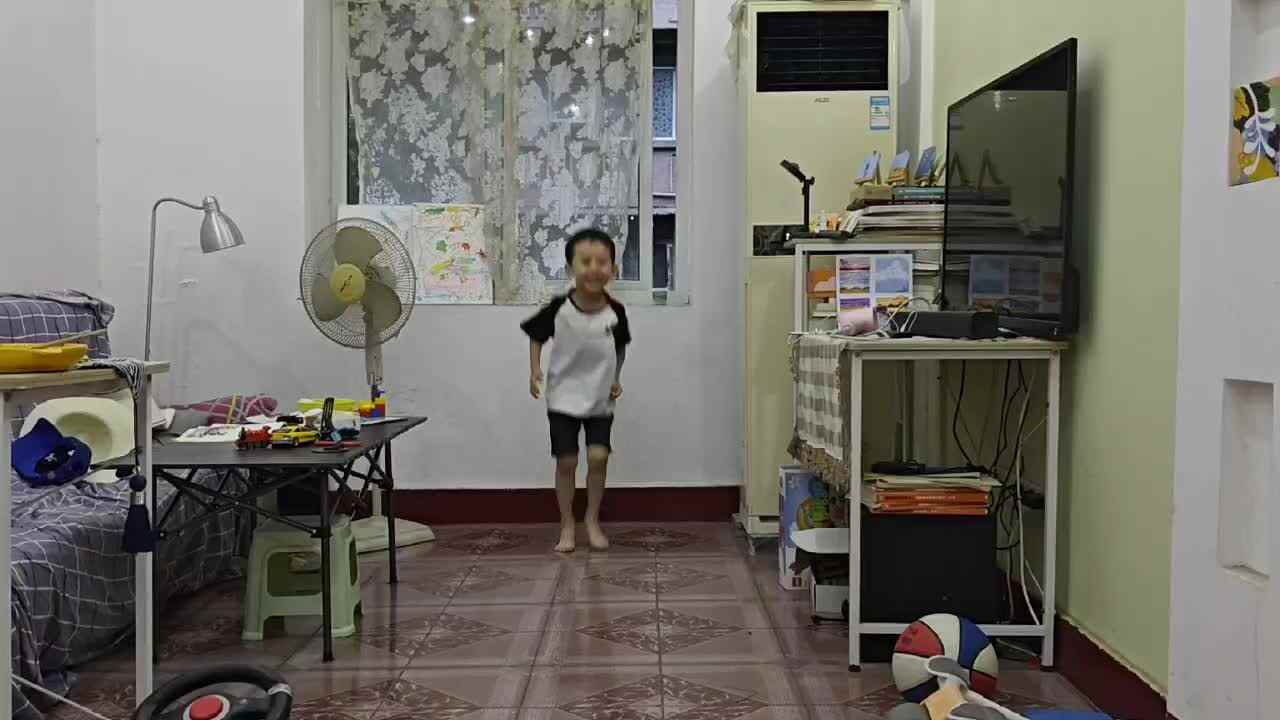中B班王千与，【双脚跳】