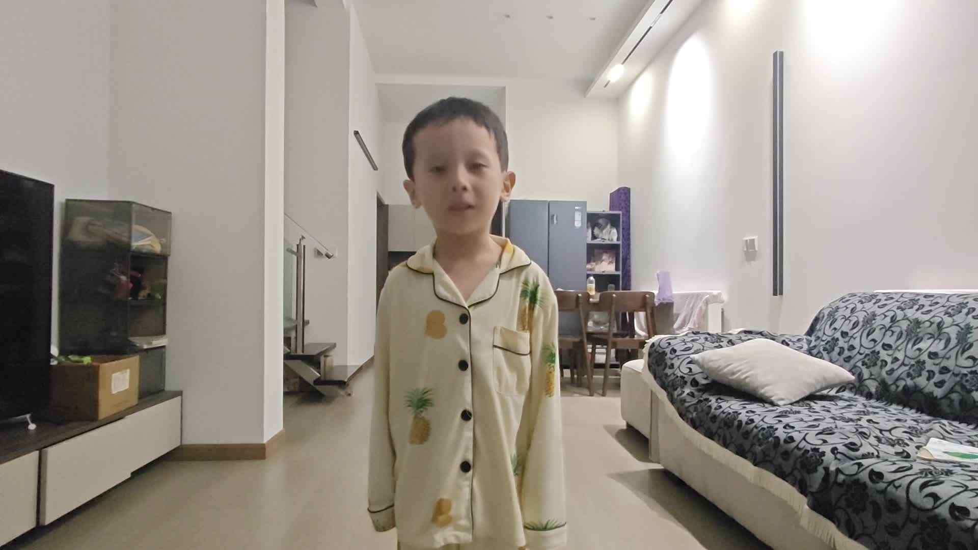 中B班王千与，双脚连续跳