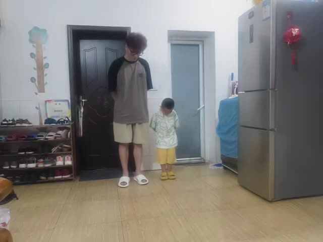 中B班赵芃栎练习双脚跳