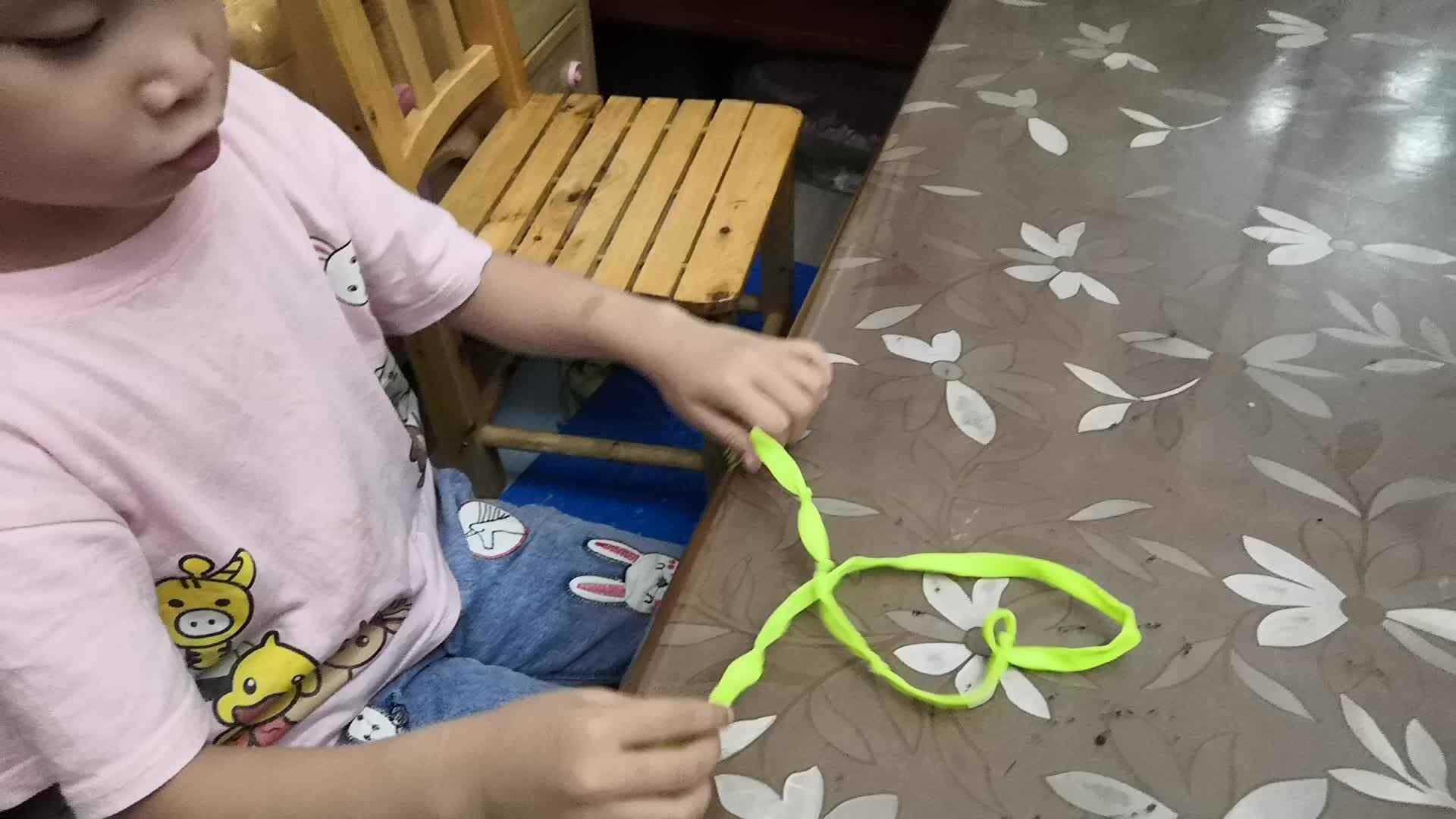 中B班7月2张芷萱练习打结.mp4