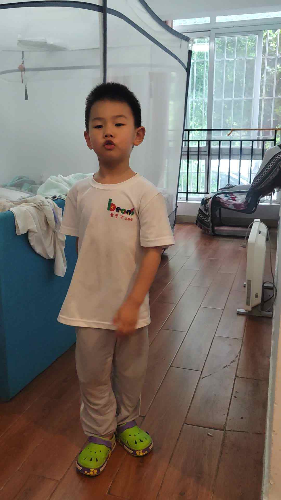 中B班李锦城28240716双脚连续跳