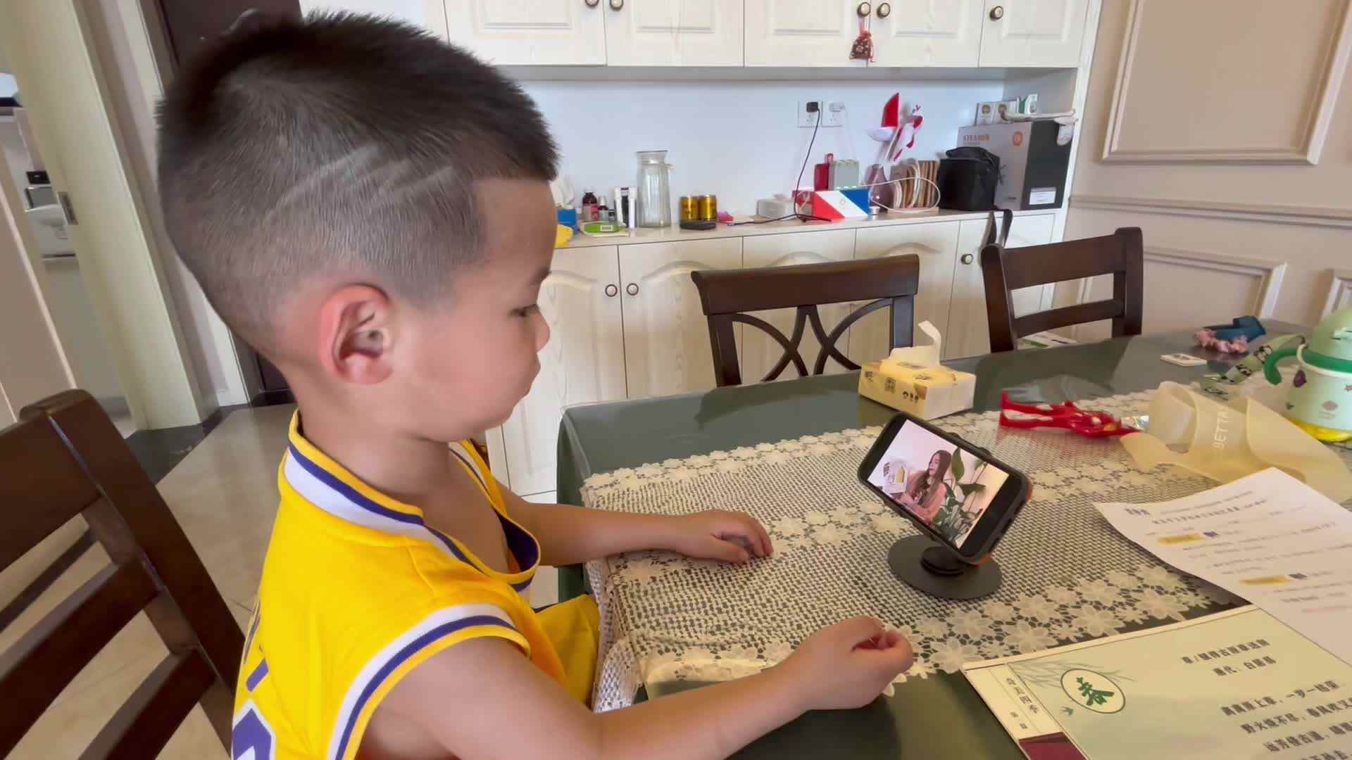 ⁣⁣⁣⁣⁣2024-7-7小A班刘奕宸观看英文绘本《In my room》.mov