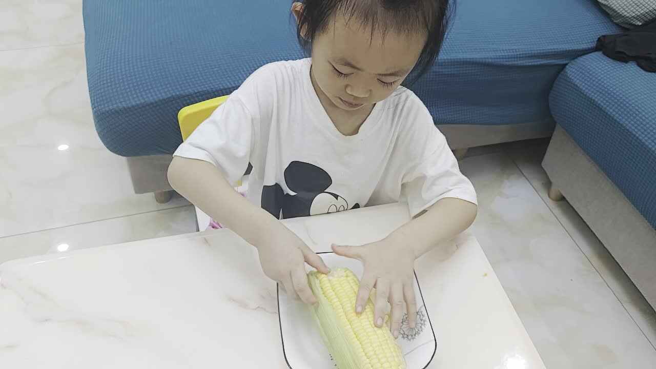 中B班谭诗锜练习掰玉米