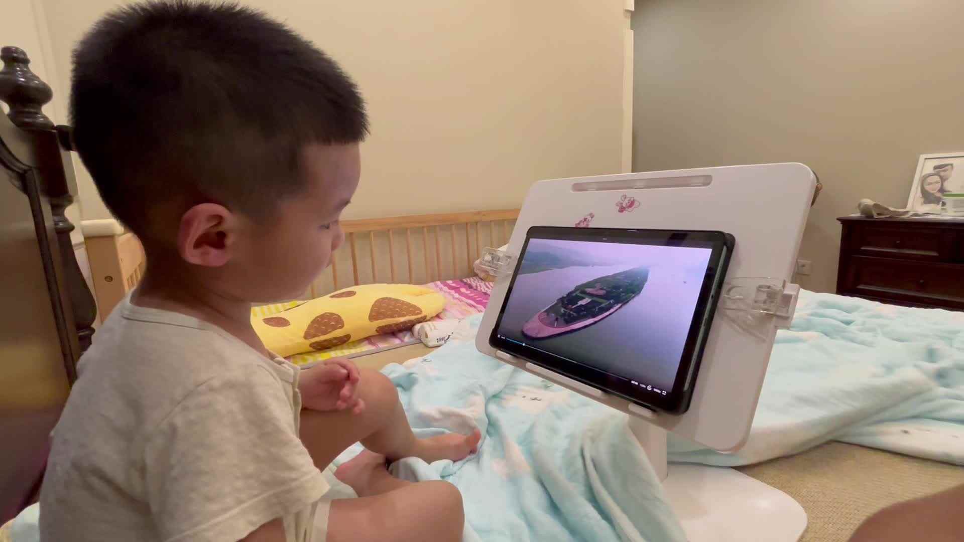 ⁣⁣⁣2024-7-14小A班刘奕宸观看视频《橘子洲头》.mov