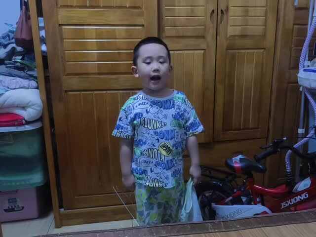 中B班赵芃栎练习晾衣服