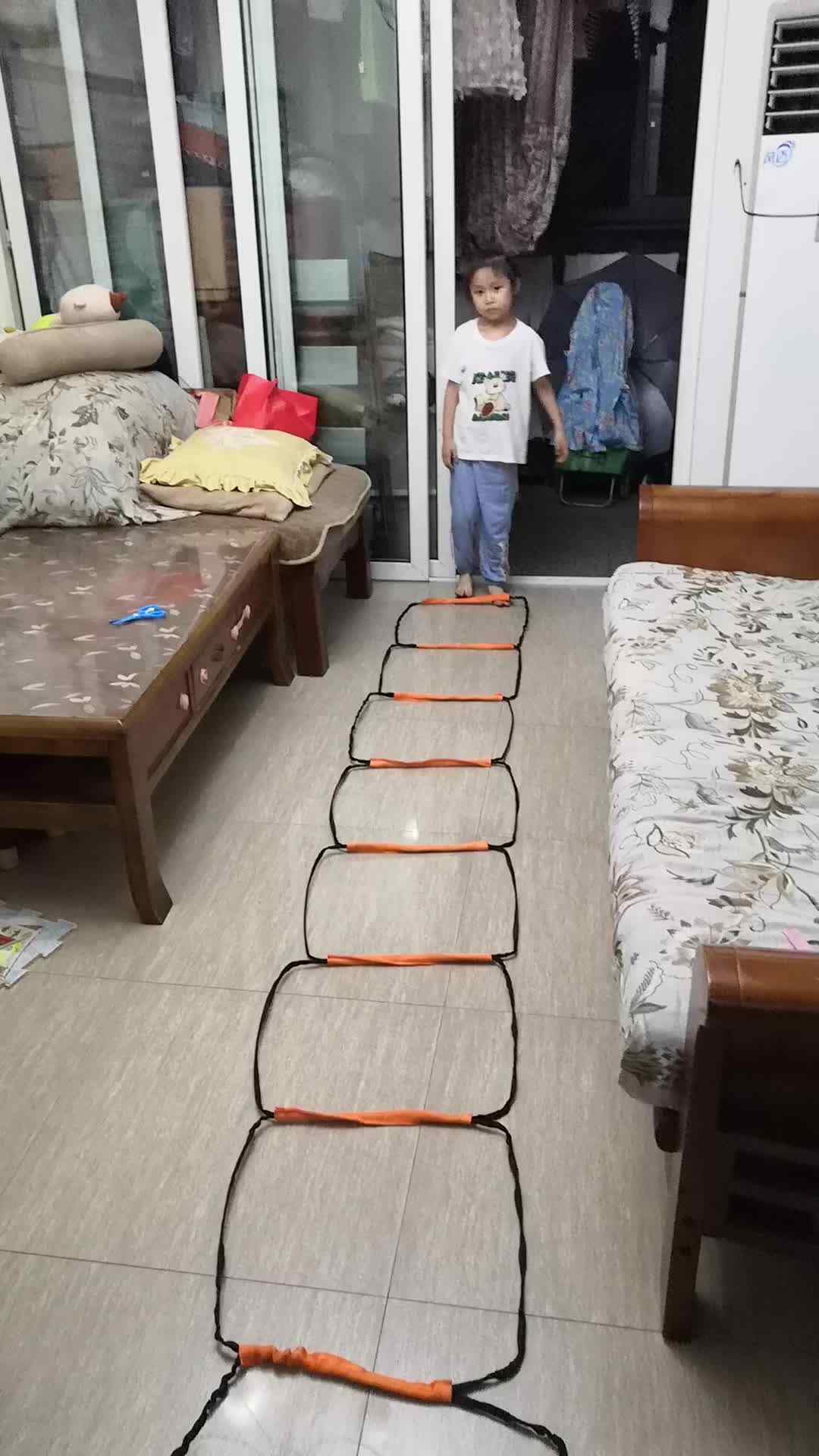 中B班7月11张芷萱练习双脚跳.mp4