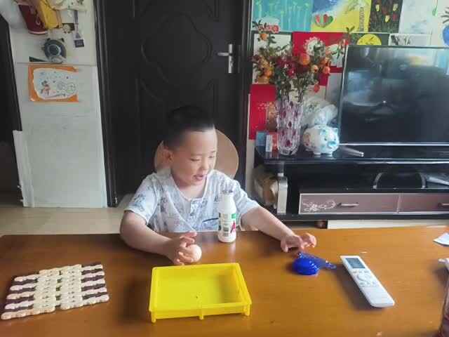 中B班赵芃栎练习剥鸡蛋