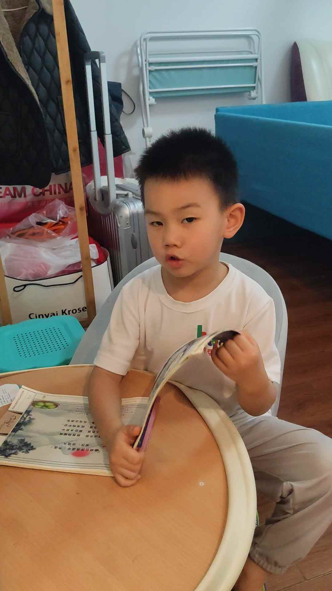 中B班李锦城28240716指读古诗2