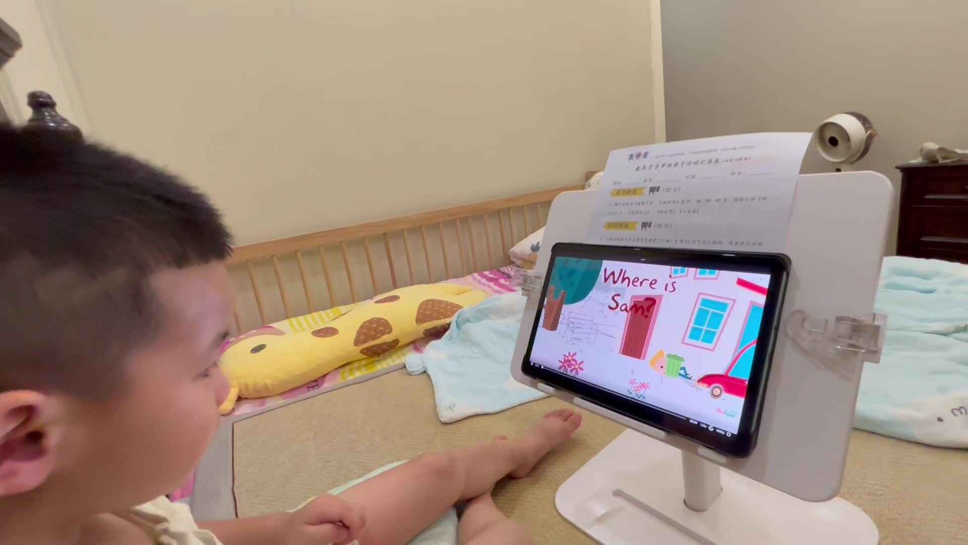 ⁣⁣⁣2024-7-14小A班刘奕宸观看英文绘本《Where's sam》.mov