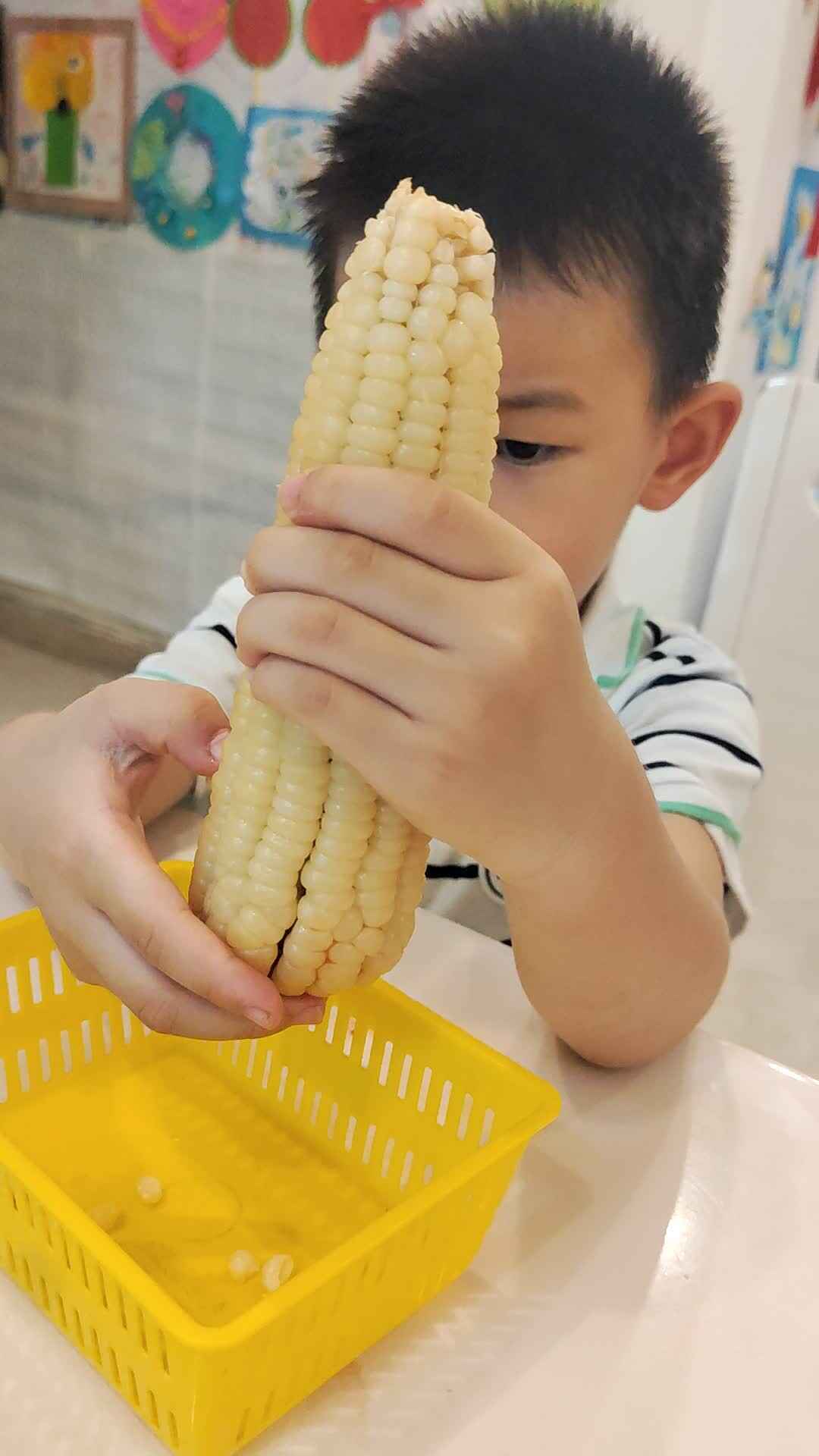 中B班李锦城20240714扮玉米